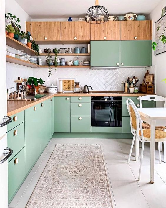 Cozinha verde e madeira rústica