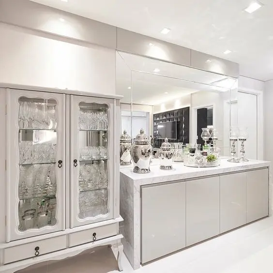 Cristaleira moderna com espelho