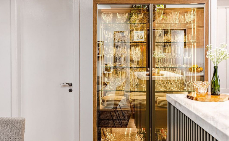 Cristaleira moderna para espaço pequeno