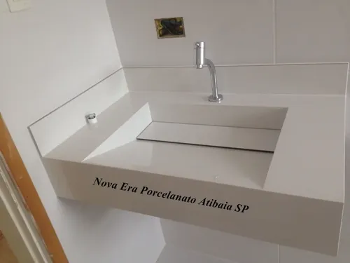 Bancada em porcelanato com cuba esculpida