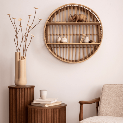 1. Azul Puro e Tons Terrosos: A Paleta de Cores que Dominará 2026; 2. Design Sensorial e Biofilia: Como Criar um Santuário em Casa em 2026; 3. Materiais Naturais e Texturas Táteis: As Tendências para Interiores em 2026; 4. Essencialismo Afetivo: O Estilo de Decoração que Valoriza Memórias em 2026; 5. Iluminação Indireta e Peças Artesanais: Detalhes que Farão a Diferença na Decoração 2026