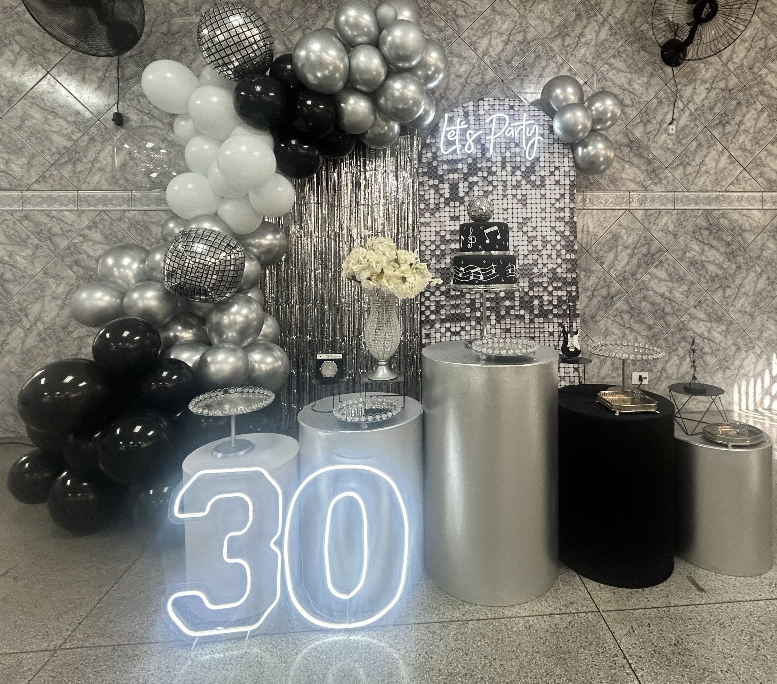 Tendências de Cores e Estilos para sua Festa de 30 Anos Inesquecível