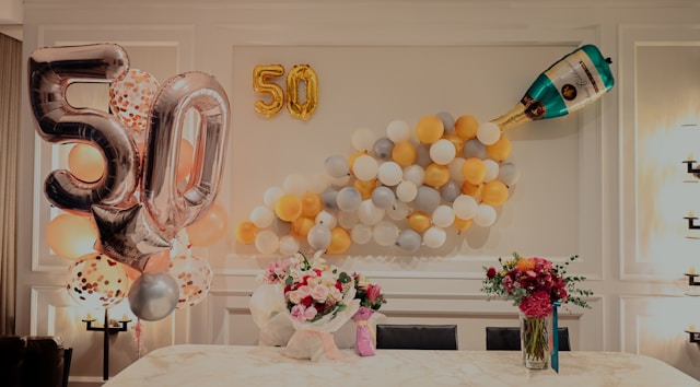 5 Ideias de Temas para Festa de 50 Anos Inesquecível
Decoração Rústica Chic para 50 Anos: Guia Completo
O Poder do Dourado e Preto na Decoração de 50 Anos
Balões Desconstruídos: A Tendência para Festas de 50 Anos
Iluminação de Neon: Dando um Toque Moderno à sua Festa de 50 Anos