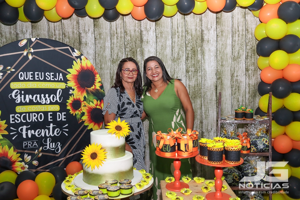 Paletas de Cores para Festa de 60 Anos: Escolha a Ideal para Sua Celebração; Decoração com Balões Orgânicos: Tendência para Aniversários de 60 Anos; Temas Inovadores para Festa de 60 Anos Feminina: Do Clássico ao Sensorial; Mesa Posta e Arranjos Florais: O Toque de Elegância na Festa de 60 Anos; Guia Completo de Mobiliário e Itens Essenciais para Festa de 60 Anos