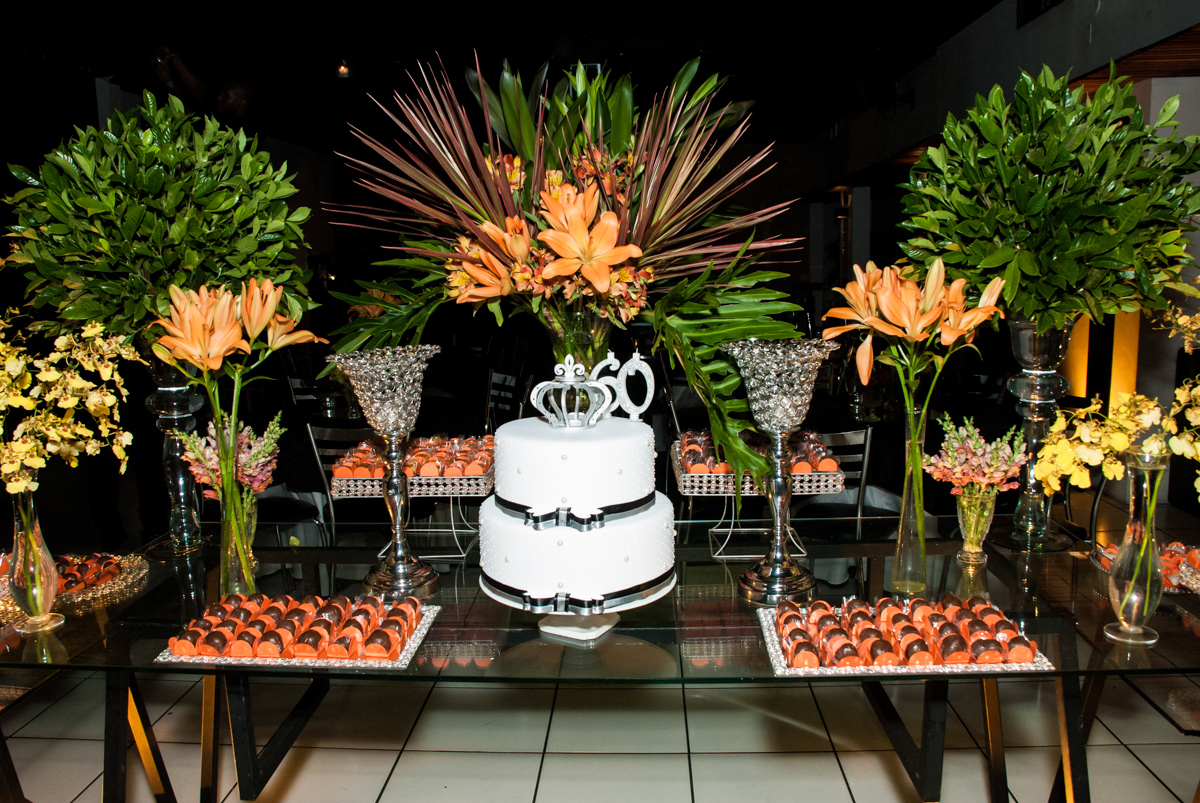 Paletas de Cores para Festa de 60 Anos: Escolha a Ideal para Sua Celebração; Decoração com Balões Orgânicos: Tendência para Aniversários de 60 Anos; Temas Inovadores para Festa de 60 Anos Feminina: Do Clássico ao Sensorial; Mesa Posta e Arranjos Florais: O Toque de Elegância na Festa de 60 Anos; Guia Completo de Mobiliário e Itens Essenciais para Festa de 60 Anos