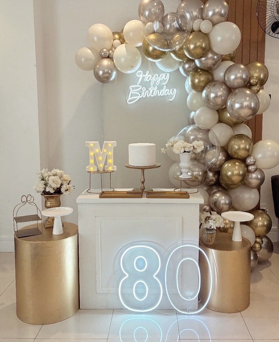 5 ideias de títulos para posts satélites:
1. Festa de 80 Anos: Dicas de Decoração para Celebrar com Estilo
2. 80 Anos: Como Criar uma Mesa de Bolo Inesquecível
3. Cantinho das Memórias: Homenageando a Trajetória em uma Festa de 80 Anos
4. Paleta de Cores Sofisticadas para sua Festa de 80 Anos
5. Decoração Rústica Delicada: Tendências para Festas de 80 Anos