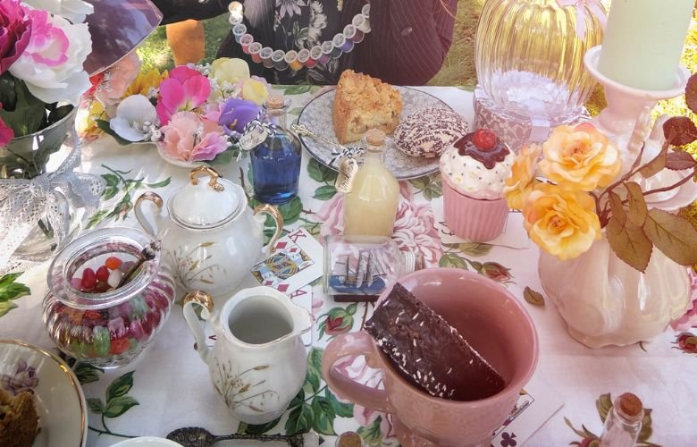 Como Montar a Mesa do Chá do Chapeleiro Maluco Perfeita