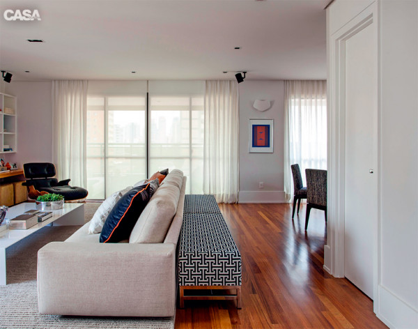 aparador de madeira vs aparador de vidro atrás do sofá