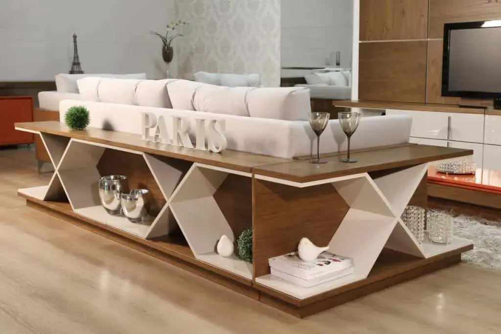 aparador de madeira vs aparador de vidro atrás do sofá