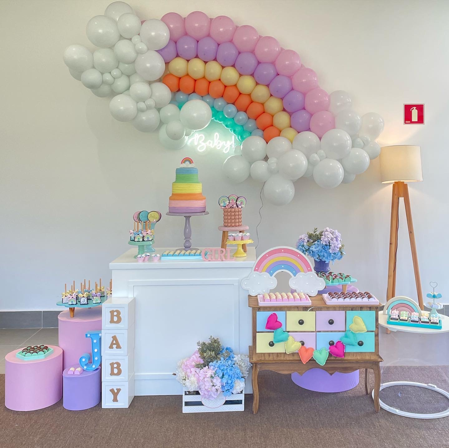 ideias de decoração arco íris para chá de bebê simples
