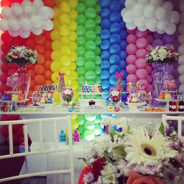 quanto custa decoração festa infantil arco íris