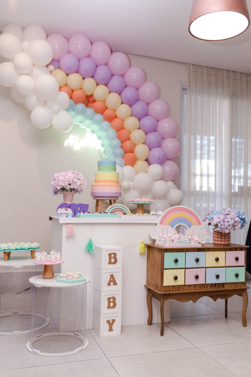 quanto custa decoração festa infantil arco íris