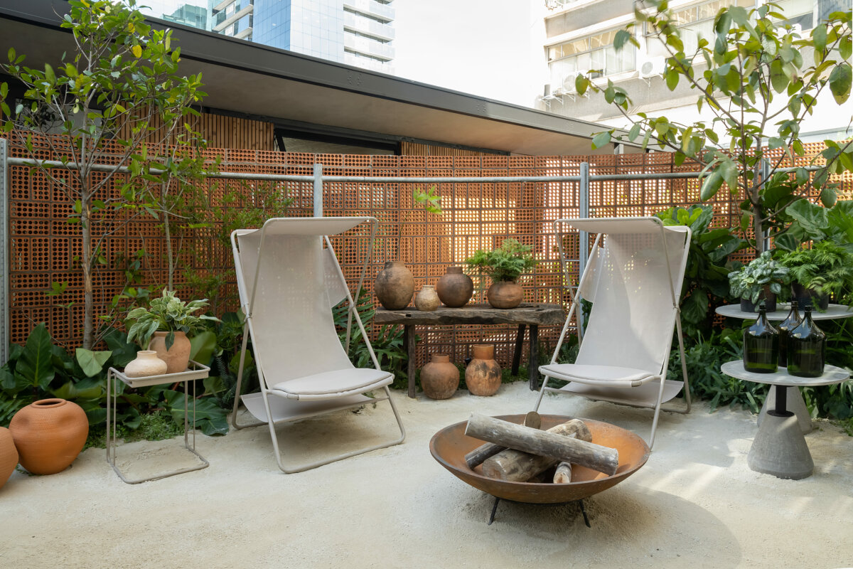 1. Biofilia em Áreas Externas: Guia Completo para um Santuário Natural em 2026; 2. Móveis para Área Externa 2026: Durabilidade e Estilo Sob Sol e Chuva; 3. Decoração de Área Externa Barata: Ideias Criativas para Transformar seu Espaço; 4. Cores e Estilos para Áreas Externas em 2026: Tendências que Conectam à Natureza; 5. Plantas para Área Externa: Escolha as Espécies Certas para Cada Tipo de Sol