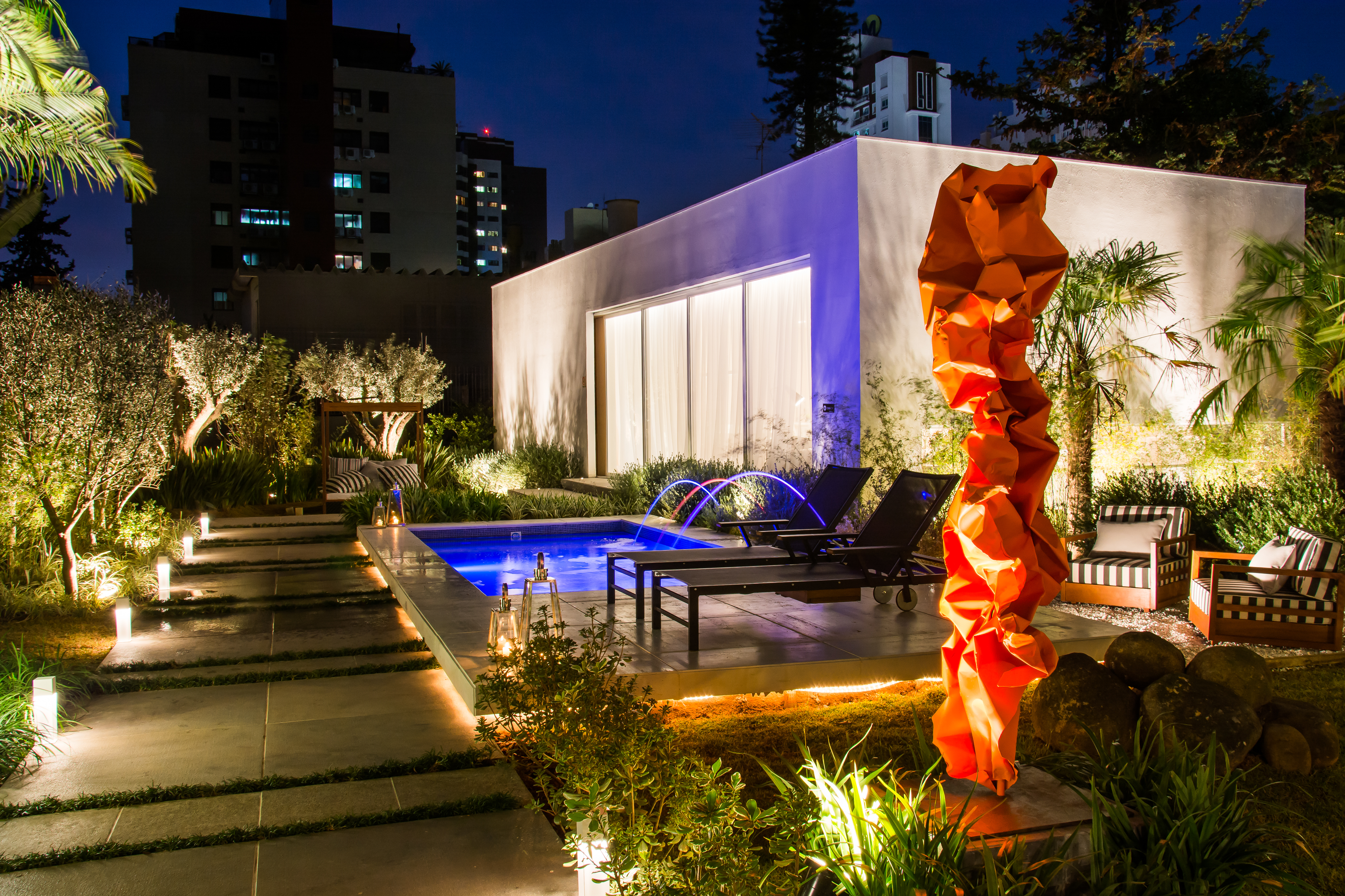 deck de madeira vs porcelanato para área de piscina