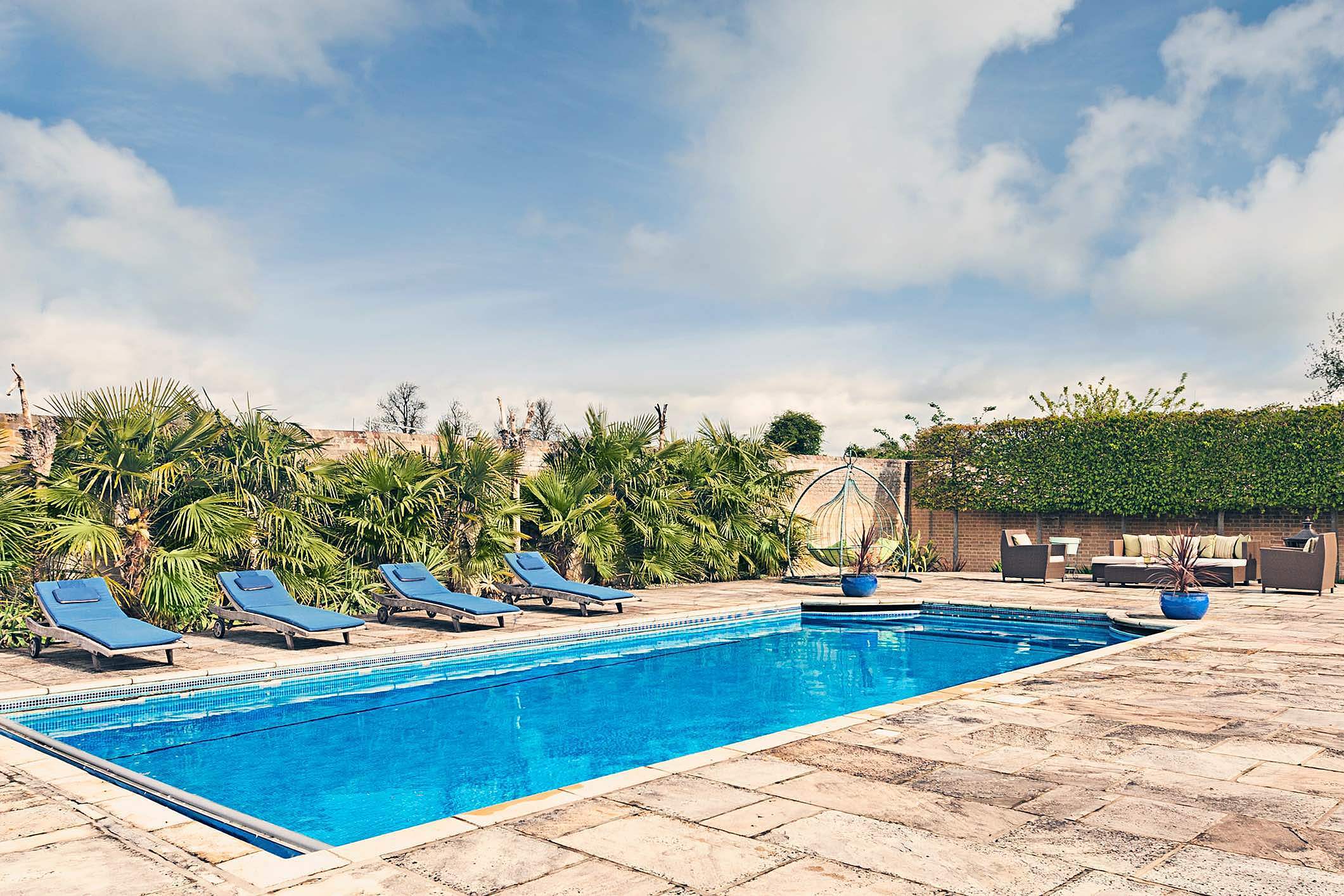 quanto custa decorar área de piscina