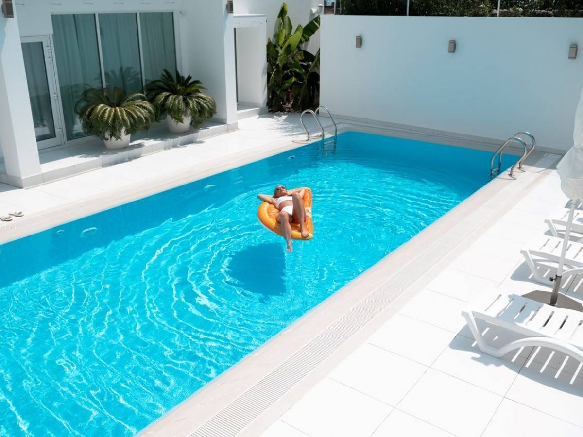 ideias de decoração para área de piscina pequena