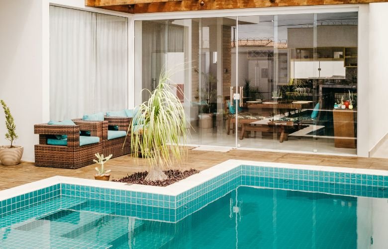 erros comuns ao decorar área de piscina