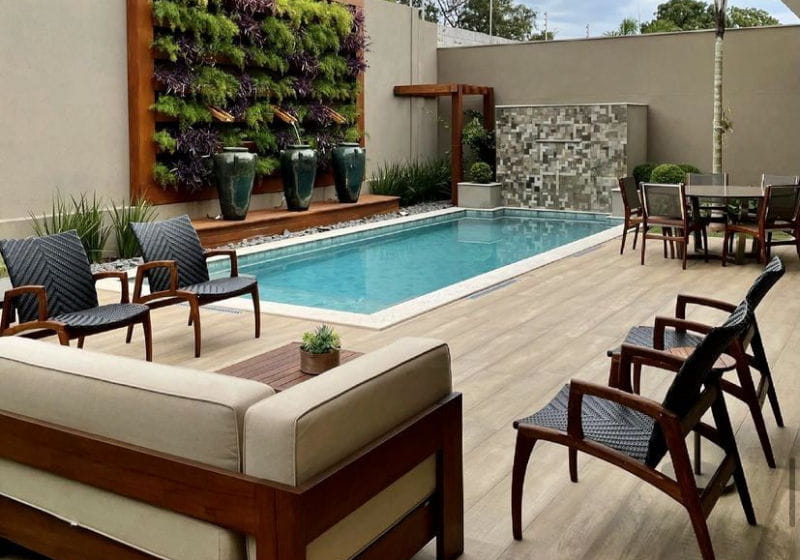 deck de madeira vs porcelanato para área de piscina