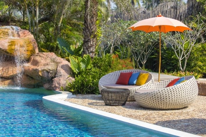 deck de madeira vs porcelanato para área de piscina