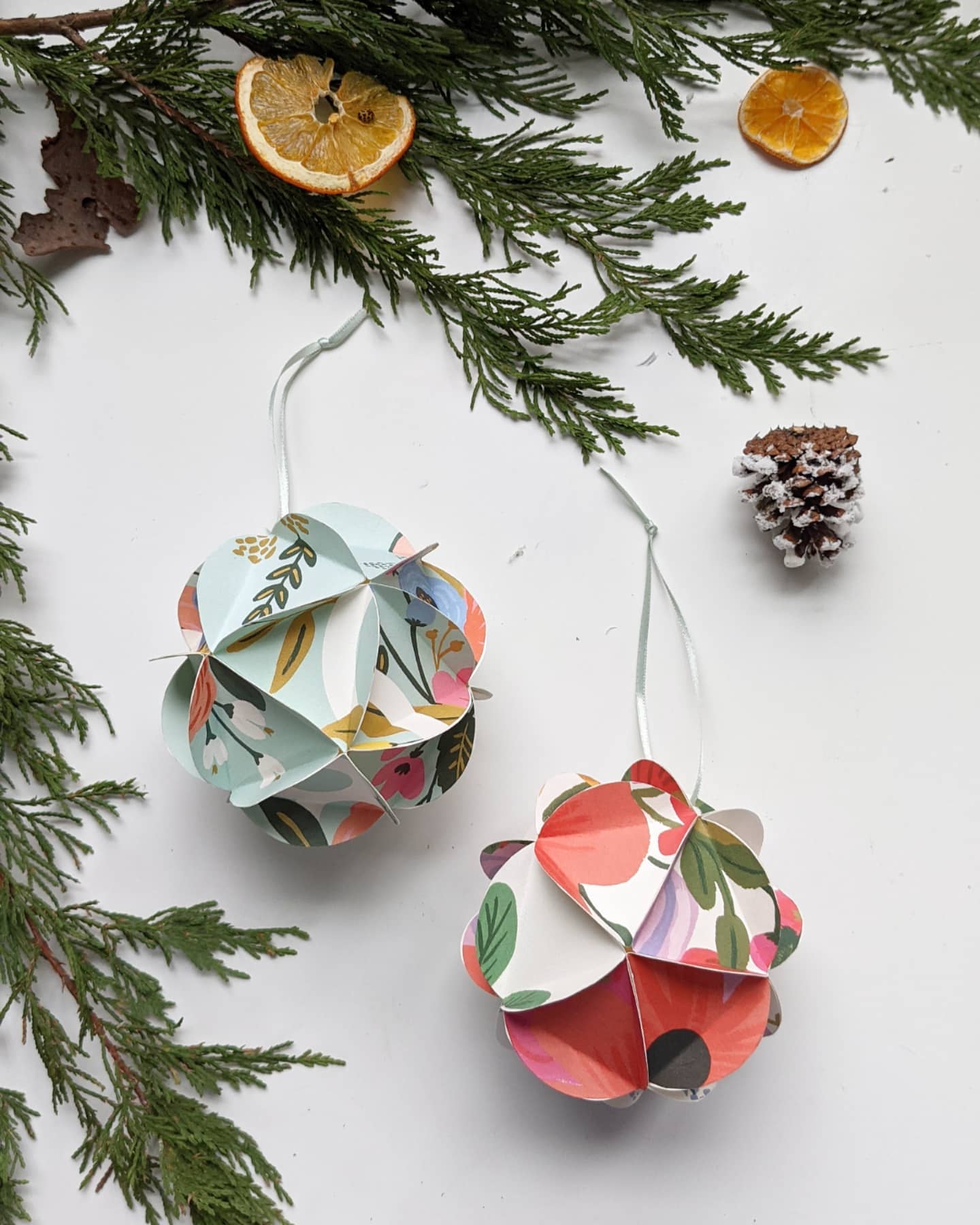 5 ideias de títulos:
1. Árvore de Natal 2025: As Cores que Vão Dominar a Decoração
2. Minimalismo e Nórdico: Os Estilos de Árvore de Natal que Você Precisa Conhecer em 2025
3. Guia Completo: Como Montar a Árvore de Natal Perfeita em 2025
4. Fuja do Clássico: Tendências Inovadoras para a Sua Árvore de Natal em 2025
5. O Significado das Cores na Decoração da Árvore de Natal 2025