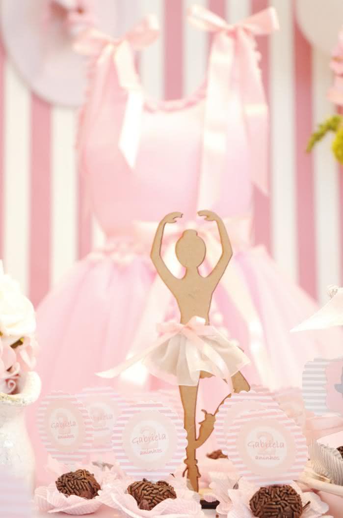 5 ideias de títulos: 1. Decoração de Bailarina Encantadora: Dicas Simples e Criativas. 2. Transforme sua Festa com um Tema de Bailarina Inesquecível. 3. DIY: Crie uma Decoração de Bailarina Mágica com Pouco Orçamento. 4. Os Elementos Essenciais para uma Festa Tema Bailarina Perfeita. 5. Ideias de Painel e Centro de Mesa para Festa de Bailarina.