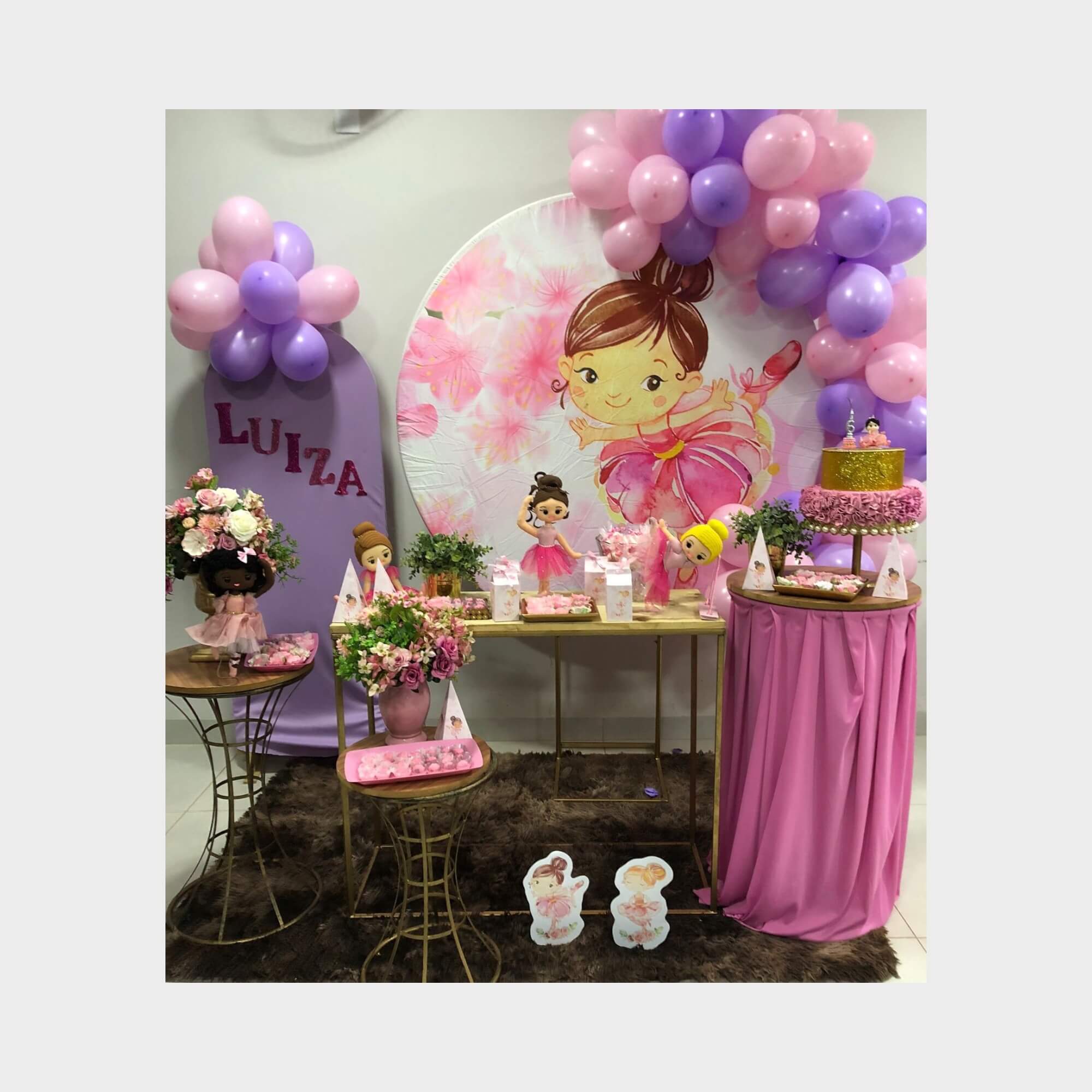 5 ideias de títulos: 1. Decoração de Bailarina Encantadora: Dicas Simples e Criativas. 2. Transforme sua Festa com um Tema de Bailarina Inesquecível. 3. DIY: Crie uma Decoração de Bailarina Mágica com Pouco Orçamento. 4. Os Elementos Essenciais para uma Festa Tema Bailarina Perfeita. 5. Ideias de Painel e Centro de Mesa para Festa de Bailarina.