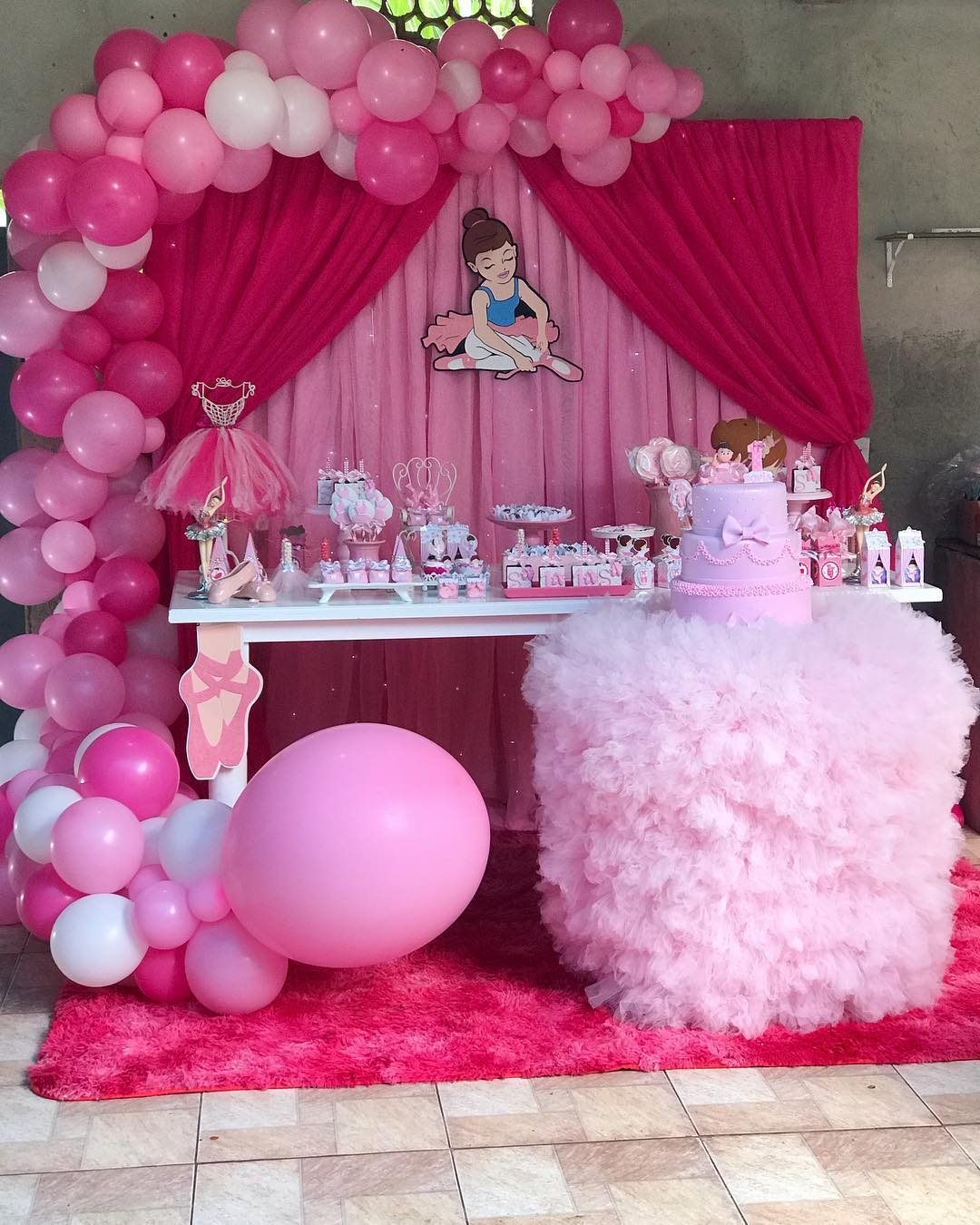 5 ideias de títulos: 1. Decoração de Bailarina Encantadora: Dicas Simples e Criativas. 2. Transforme sua Festa com um Tema de Bailarina Inesquecível. 3. DIY: Crie uma Decoração de Bailarina Mágica com Pouco Orçamento. 4. Os Elementos Essenciais para uma Festa Tema Bailarina Perfeita. 5. Ideias de Painel e Centro de Mesa para Festa de Bailarina.
