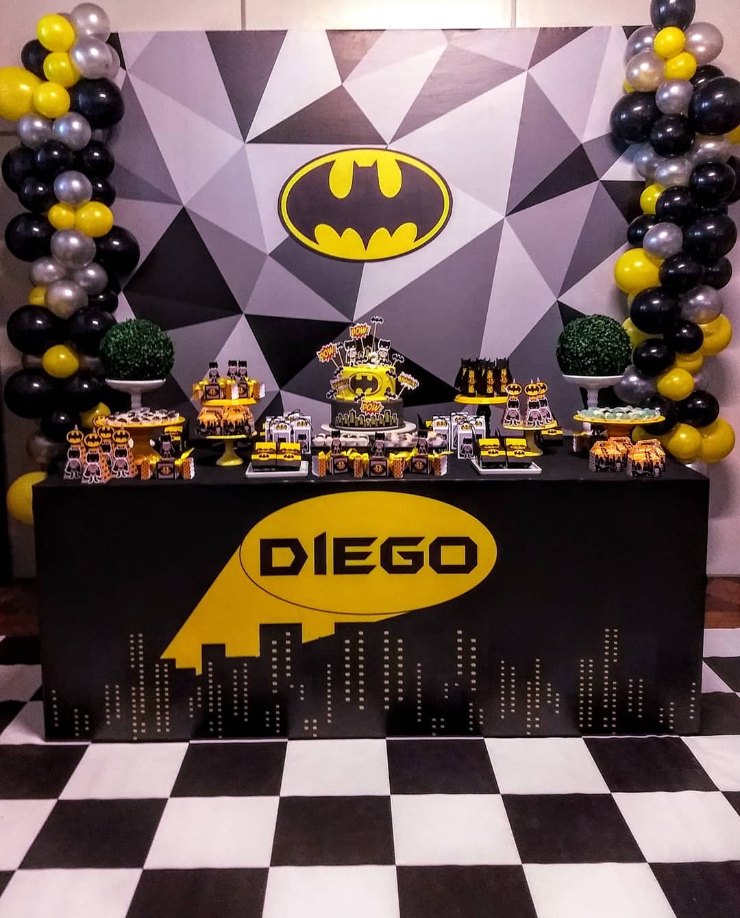 decoração batman luxo vs decoração super heróis comum