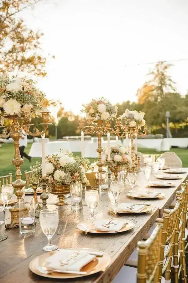 5 ideias de títulos: 1. Bodas de Ouro: Guia Completo de Decoração e Celebração; 2. 50 Anos de Amor: Inspirações para sua Festa de Bodas de Ouro; 3. Decoração Dourada: O Toque de Luxo para suas Bodas de Ouro; 4. Flores e Cores: A Paleta Perfeita para Bodas de Ouro; 5. Criando Memórias: Ideias de Painéis e Fotos para Bodas de Ouro.