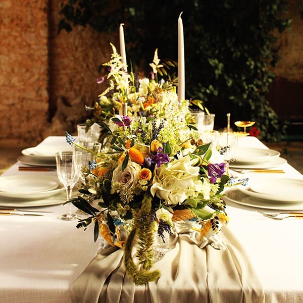 5 ideias de títulos: 1. Bodas de Ouro: Guia Completo de Decoração e Celebração; 2. 50 Anos de Amor: Inspirações para sua Festa de Bodas de Ouro; 3. Decoração Dourada: O Toque de Luxo para suas Bodas de Ouro; 4. Flores e Cores: A Paleta Perfeita para Bodas de Ouro; 5. Criando Memórias: Ideias de Painéis e Fotos para Bodas de Ouro.