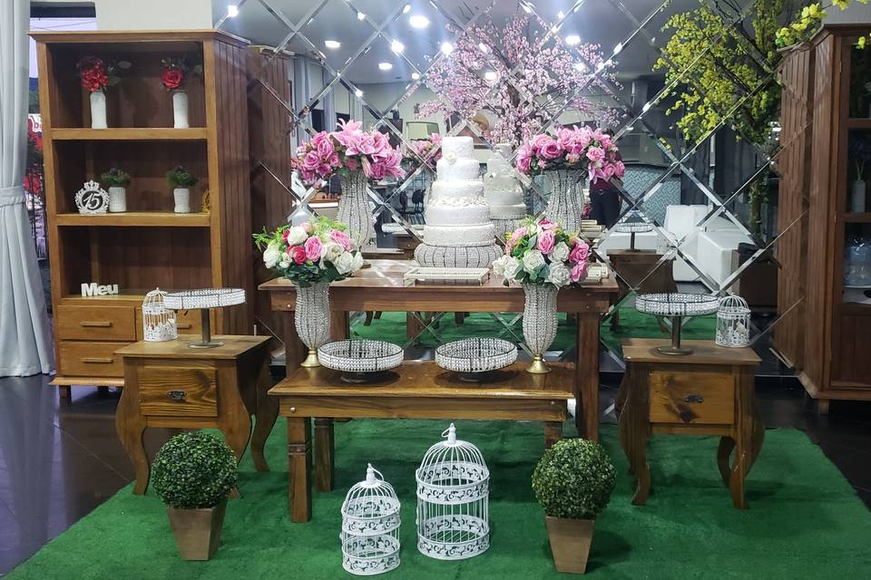 centros de mesa com rosas e vasos dourados bodas de ouro