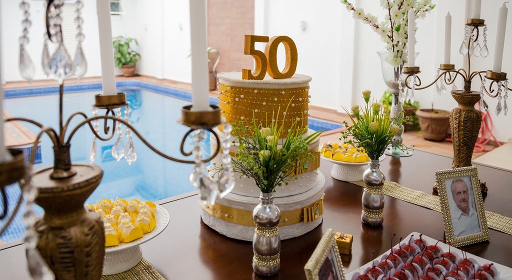 5 ideias de títulos para posts sobre Bodas de Prata:
1. Bodas de Prata: Guia Completo de Decoração e Celebração
2. 25 Anos de União: Inspirações Incríveis para suas Bodas de Prata
3. Do Clássico ao Rústico: Estilos de Decoração para Bodas de Prata
4. Elementos Essenciais para uma Decoração de Bodas de Prata Inesquecível
5. Bodas de Prata em Casa: Dicas para uma Celebração Íntima e Elegante