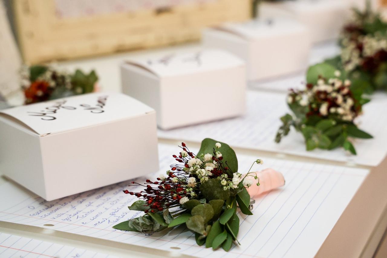 5 ideias de títulos para posts sobre Bodas de Prata:
1. Bodas de Prata: Guia Completo de Decoração e Celebração
2. 25 Anos de União: Inspirações Incríveis para suas Bodas de Prata
3. Do Clássico ao Rústico: Estilos de Decoração para Bodas de Prata
4. Elementos Essenciais para uma Decoração de Bodas de Prata Inesquecível
5. Bodas de Prata em Casa: Dicas para uma Celebração Íntima e Elegante