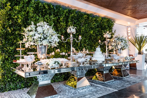 5 ideias de títulos para posts sobre Bodas de Prata:
1. Bodas de Prata: Guia Completo de Decoração e Celebração
2. 25 Anos de União: Inspirações Incríveis para suas Bodas de Prata
3. Do Clássico ao Rústico: Estilos de Decoração para Bodas de Prata
4. Elementos Essenciais para uma Decoração de Bodas de Prata Inesquecível
5. Bodas de Prata em Casa: Dicas para uma Celebração Íntima e Elegante