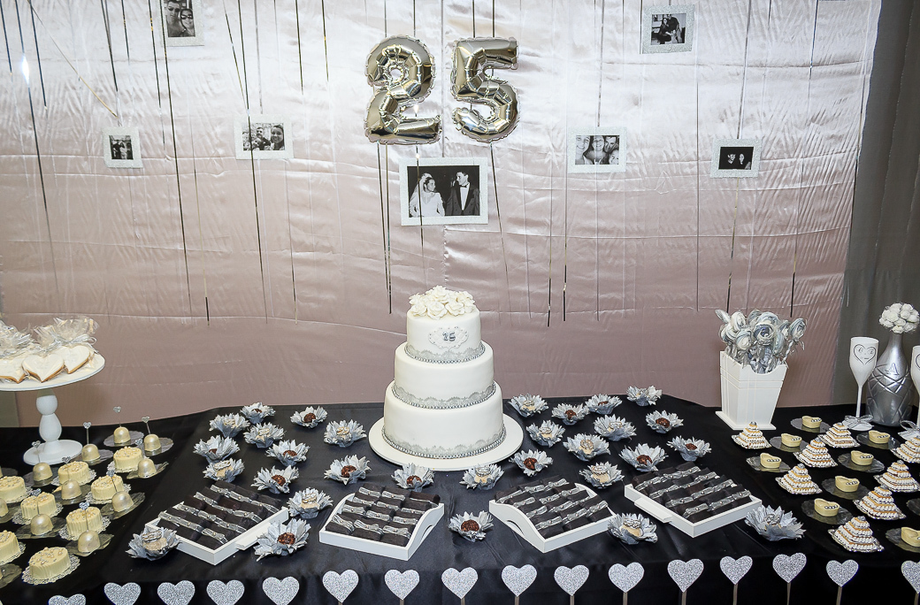 5 ideias de títulos para posts sobre Bodas de Prata:
1. Bodas de Prata: Guia Completo de Decoração e Celebração
2. 25 Anos de União: Inspirações Incríveis para suas Bodas de Prata
3. Do Clássico ao Rústico: Estilos de Decoração para Bodas de Prata
4. Elementos Essenciais para uma Decoração de Bodas de Prata Inesquecível
5. Bodas de Prata em Casa: Dicas para uma Celebração Íntima e Elegante