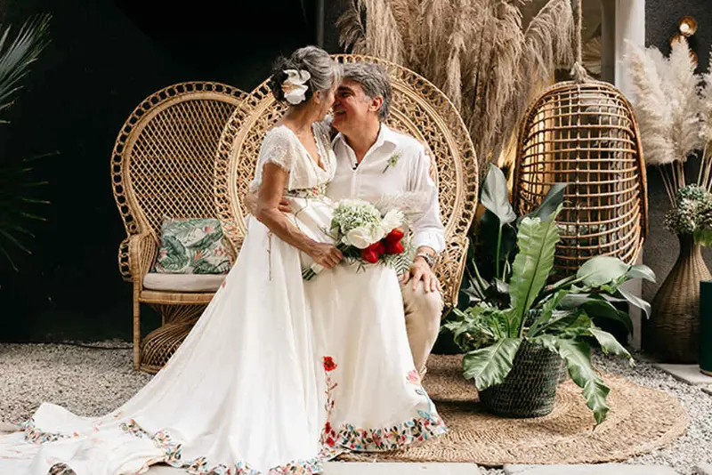 5 ideias de títulos para posts sobre Bodas de Prata:
1. Bodas de Prata: Guia Completo de Decoração e Celebração
2. 25 Anos de União: Inspirações Incríveis para suas Bodas de Prata
3. Do Clássico ao Rústico: Estilos de Decoração para Bodas de Prata
4. Elementos Essenciais para uma Decoração de Bodas de Prata Inesquecível
5. Bodas de Prata em Casa: Dicas para uma Celebração Íntima e Elegante