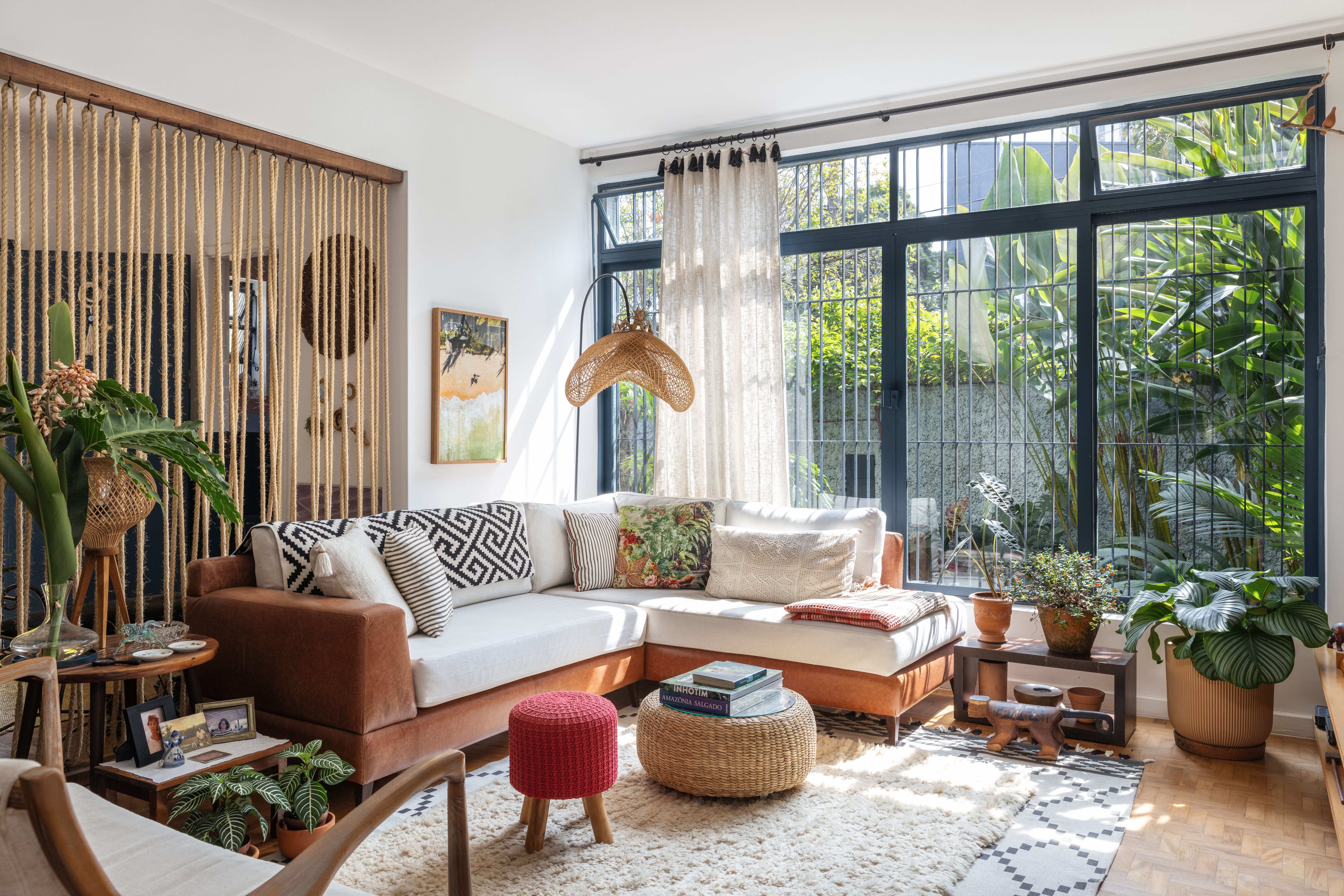 5 ideias de títulos:
1. Transforme sua Sala com o Estilo Boho Chic: Guia Completo
2. Decoração Boho Chic: Elementos Essenciais para um Ambiente Aconchegante
3. Do Vintage ao Natural: Criando uma Sala Boho Cheia de Personalidade
4. O Poder das Plantas e Texturas na Decoração Boho Chic
5. Iluminação e Cores: Os Segredos para uma Sala Boho Perfeita