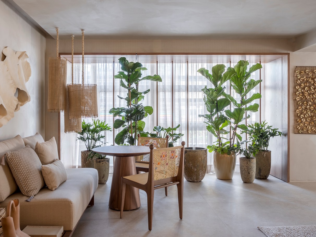 5 ideias de títulos:
1. Transforme sua Sala com o Estilo Boho Chic: Guia Completo
2. Decoração Boho Chic: Elementos Essenciais para um Ambiente Aconchegante
3. Do Vintage ao Natural: Criando uma Sala Boho Cheia de Personalidade
4. O Poder das Plantas e Texturas na Decoração Boho Chic
5. Iluminação e Cores: Os Segredos para uma Sala Boho Perfeita