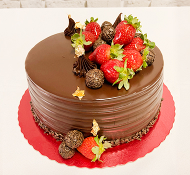 decoração bolo chocolate com morango