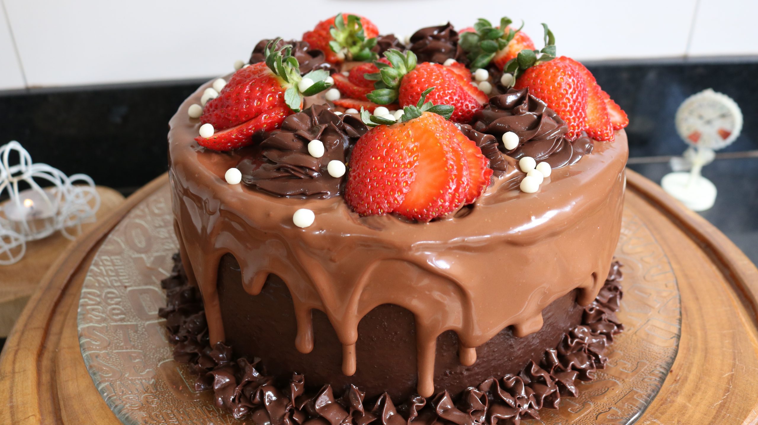 decoração bolo chocolate com morango