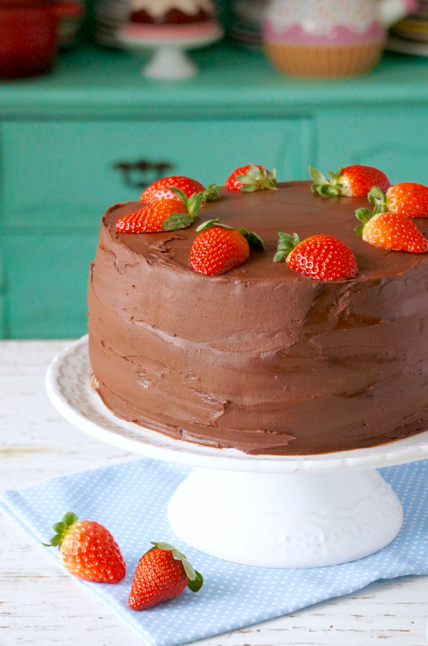 drip cake vs naked cake bolo chocolate morango