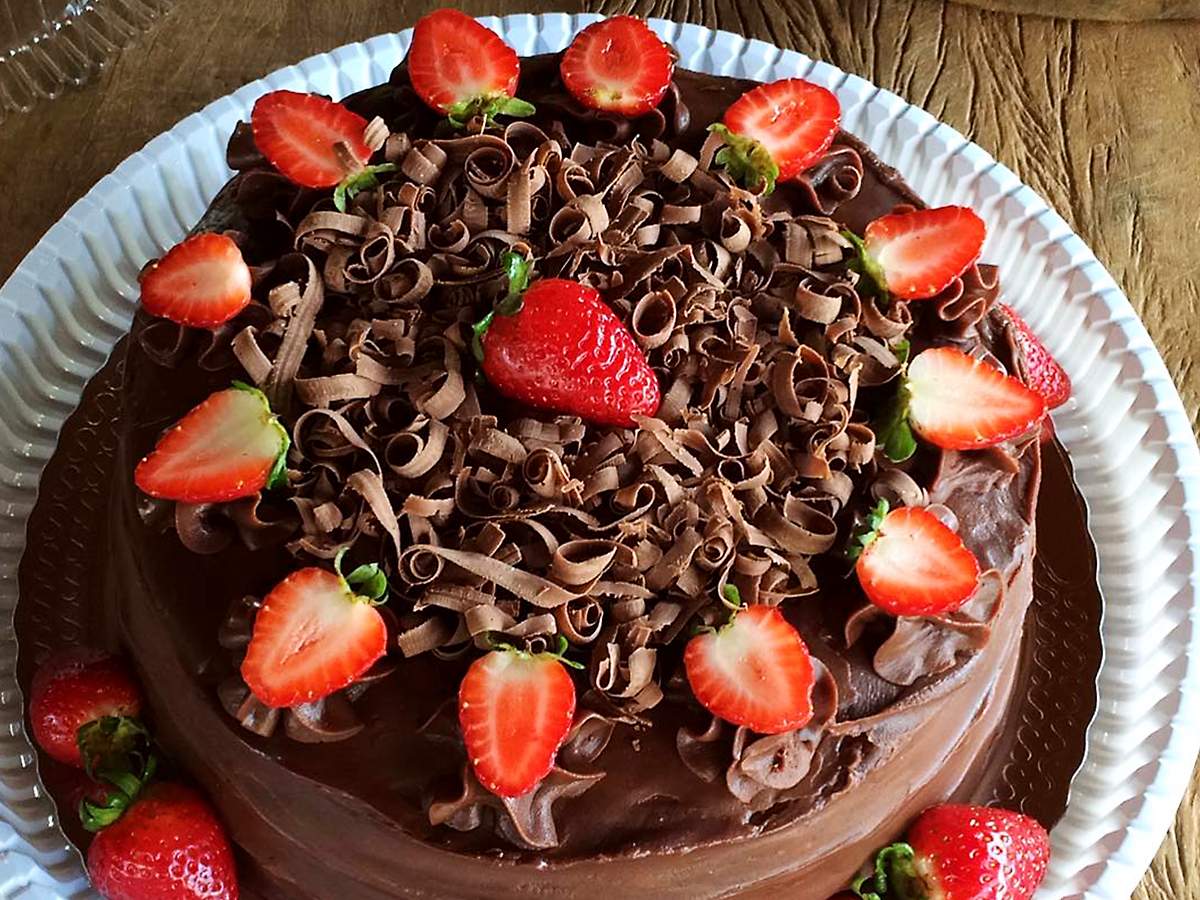 ideias de decoração bolo chocolate morango simples e elegantes