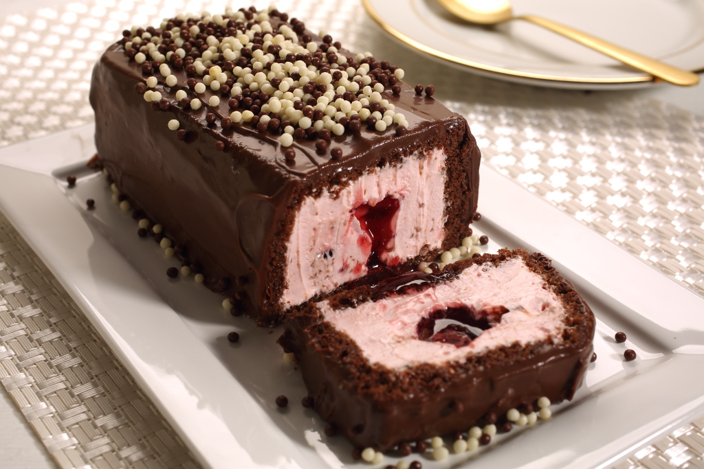 drip cake vs naked cake bolo chocolate morango