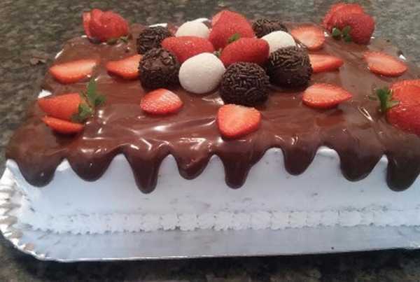 ideias de decoração bolo chocolate morango simples e elegantes