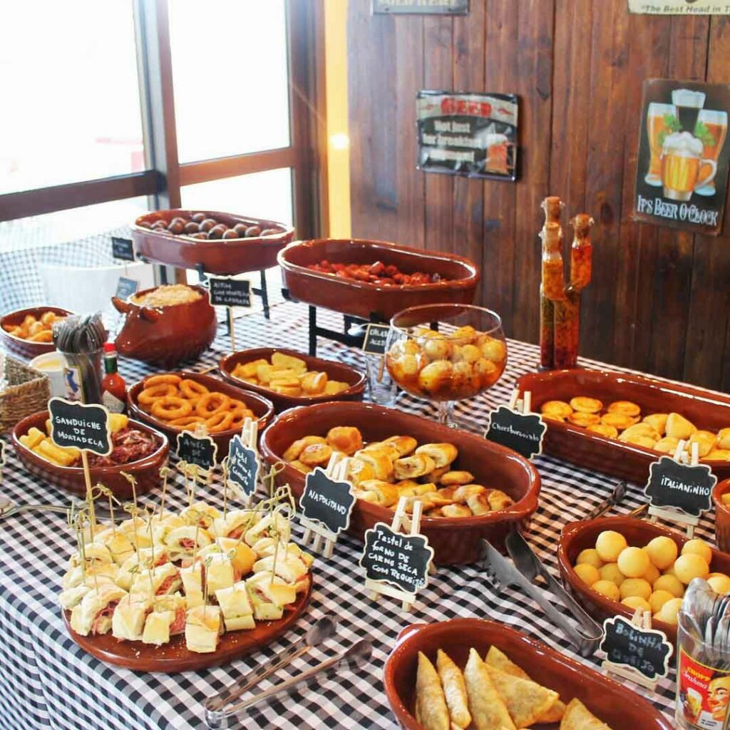 Mesa de Boteco Perfeita: Petiscos e Doces Nostálgicos para sua Celebração