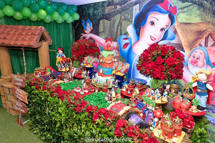 Decoração Branca de Neve Rústica vs. Luxuosa: Qual Escolher?