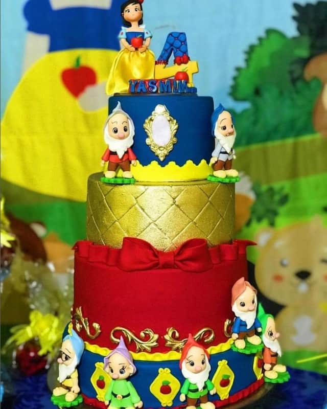 Doces e Papelaria Personalizada: O Segredo da Mesa de Luxo Branca de Neve