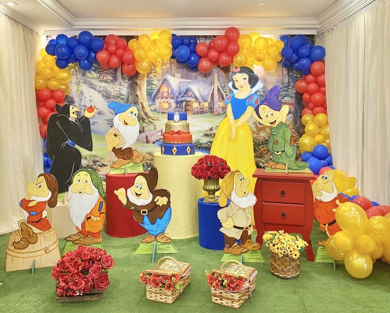 Dicas Essenciais para Montar uma Mesa Principal de Festa Branca de Neve Charmosa