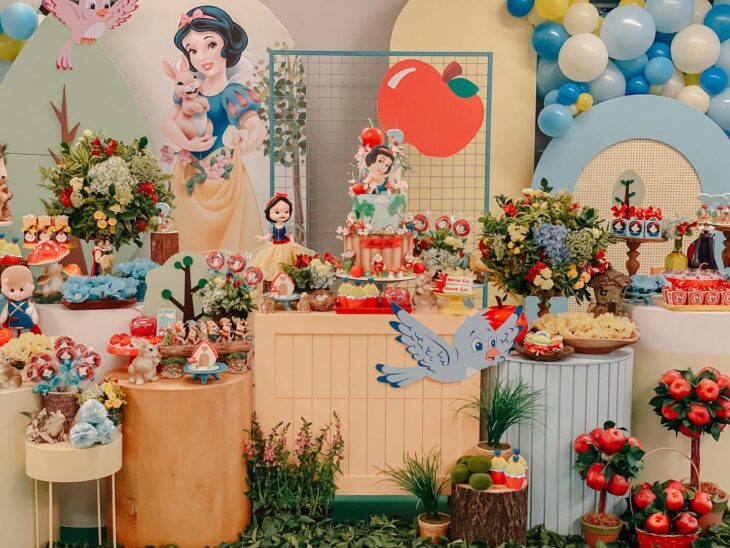 ideias de decoração Branca de Neve simples para festa infantil