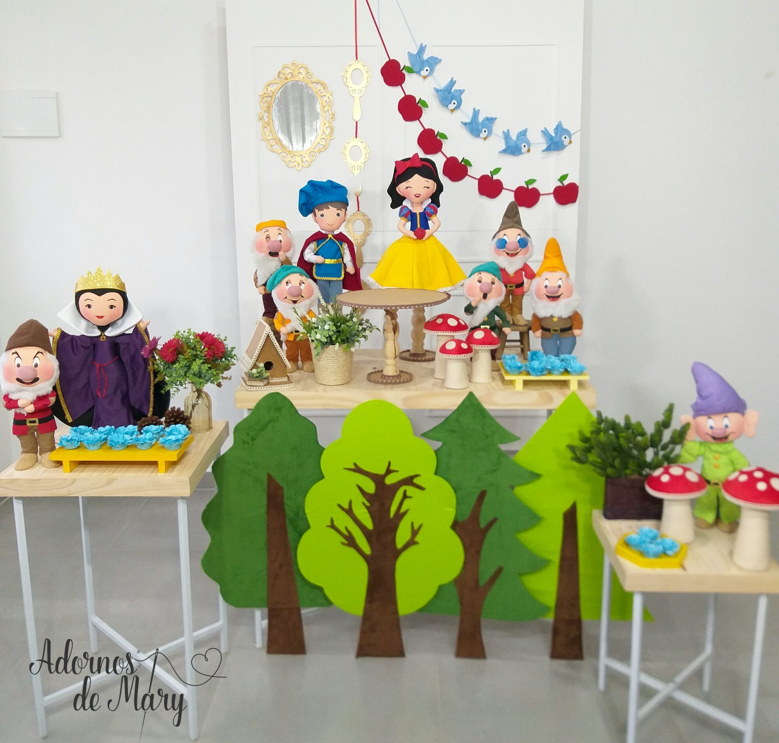 ideias de decoração Branca de Neve simples para festa infantil